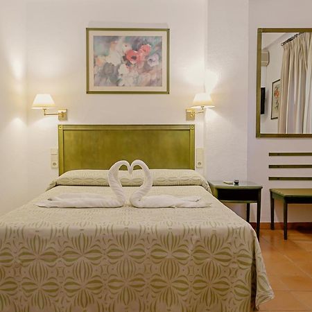 Hotel Lantana Garden Pilas Esterno foto