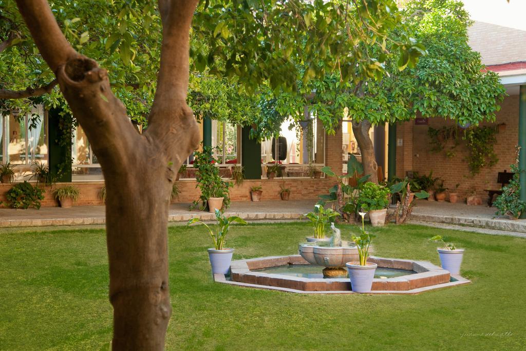 Hotel Lantana Garden Pilas Esterno foto