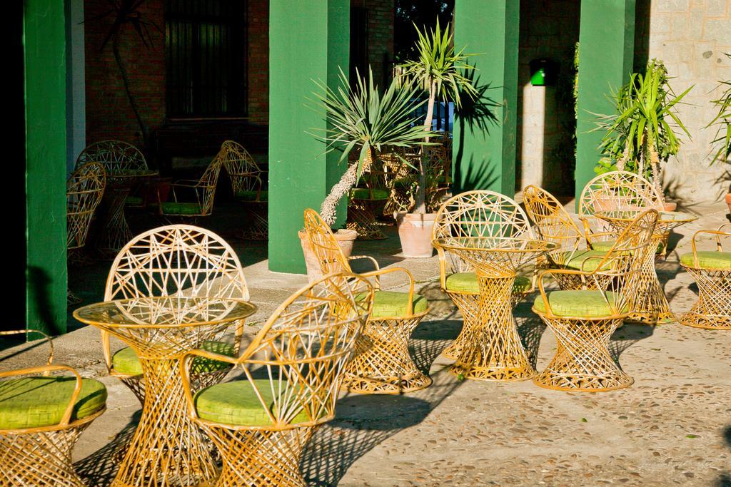 Hotel Lantana Garden Pilas Esterno foto