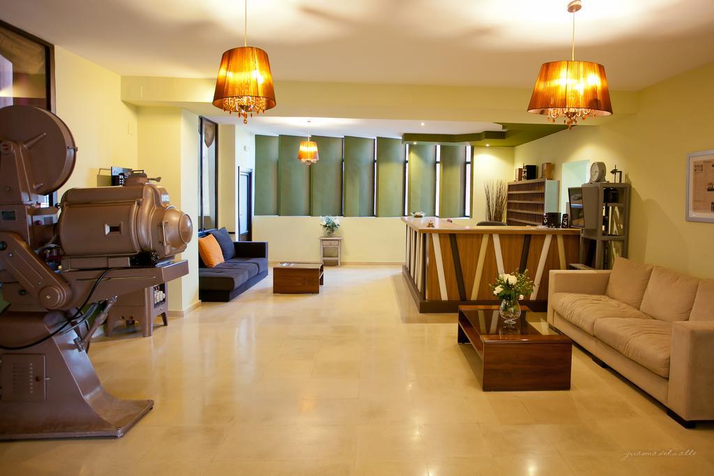 Hotel Lantana Garden Pilas Esterno foto