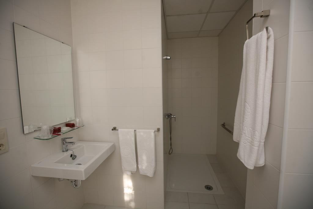 Hotel Lantana Garden Pilas Esterno foto