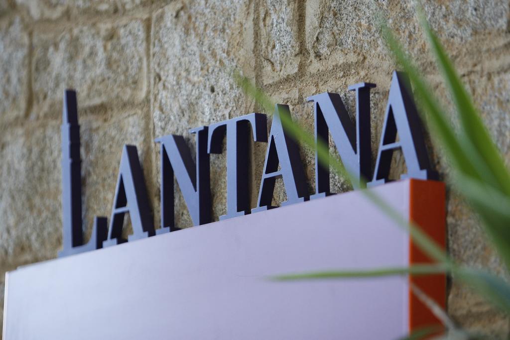 Hotel Lantana Garden Pilas Esterno foto