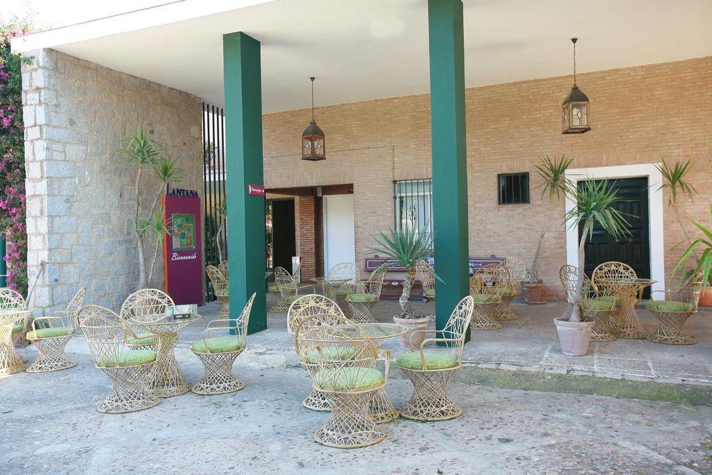 Hotel Lantana Garden Pilas Esterno foto