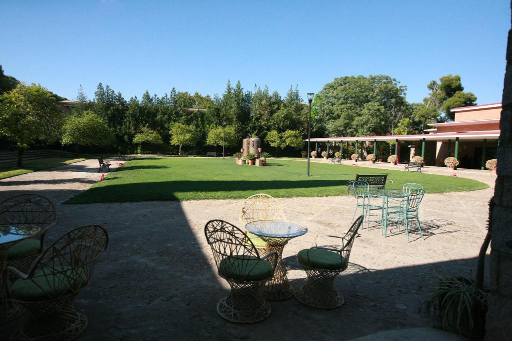 Hotel Lantana Garden Pilas Esterno foto
