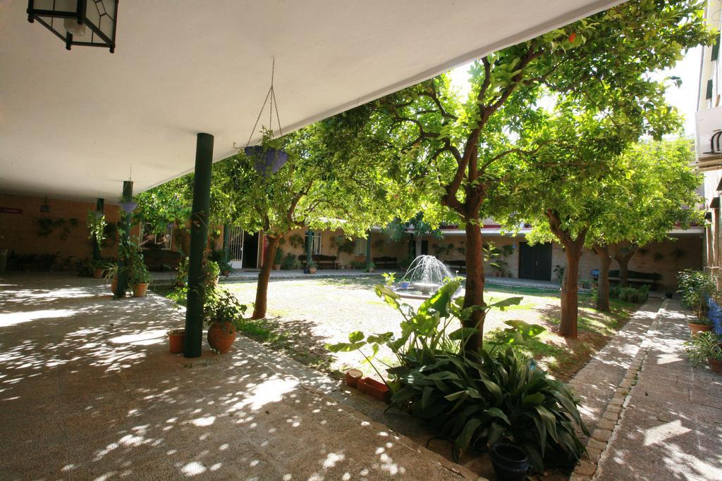 Hotel Lantana Garden Pilas Esterno foto