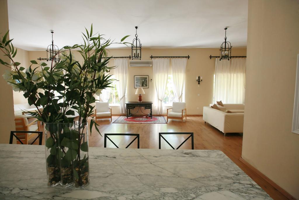 Hotel Lantana Garden Pilas Esterno foto