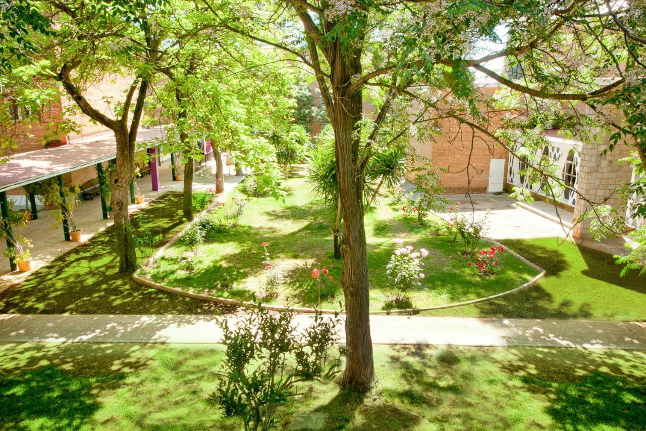 Hotel Lantana Garden Pilas Esterno foto
