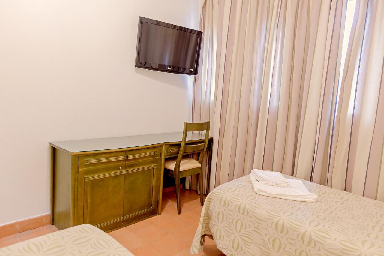 Hotel Lantana Garden Pilas Esterno foto