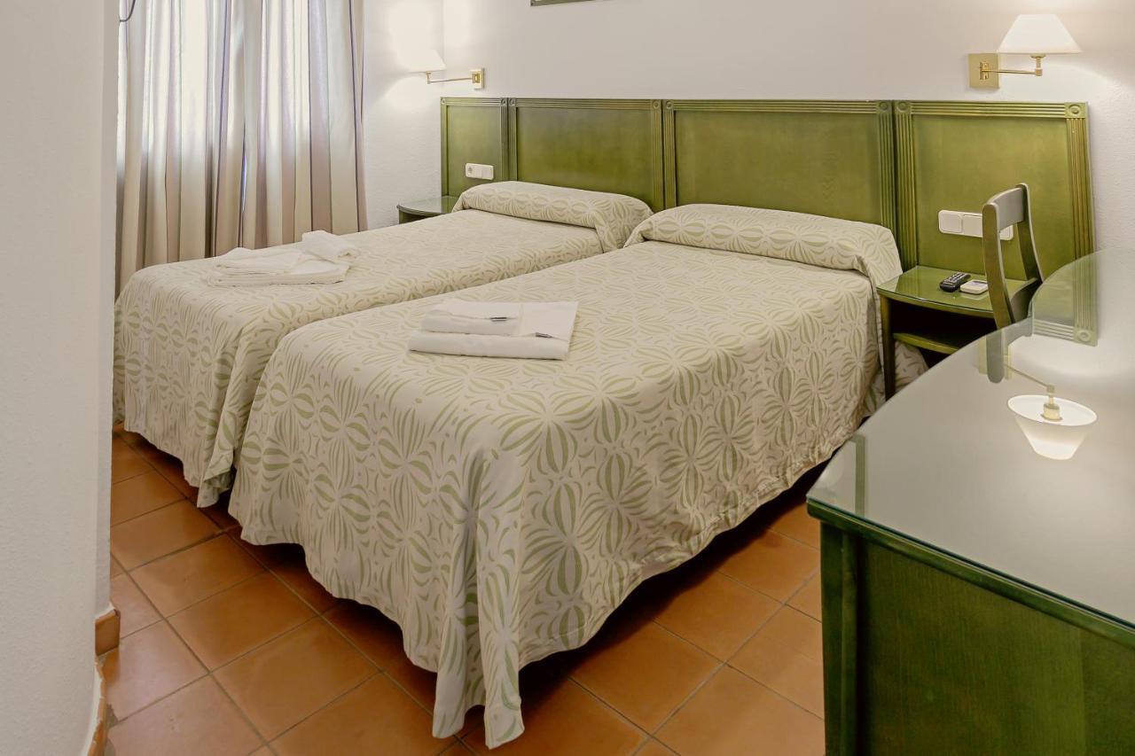 Hotel Lantana Garden Pilas Esterno foto