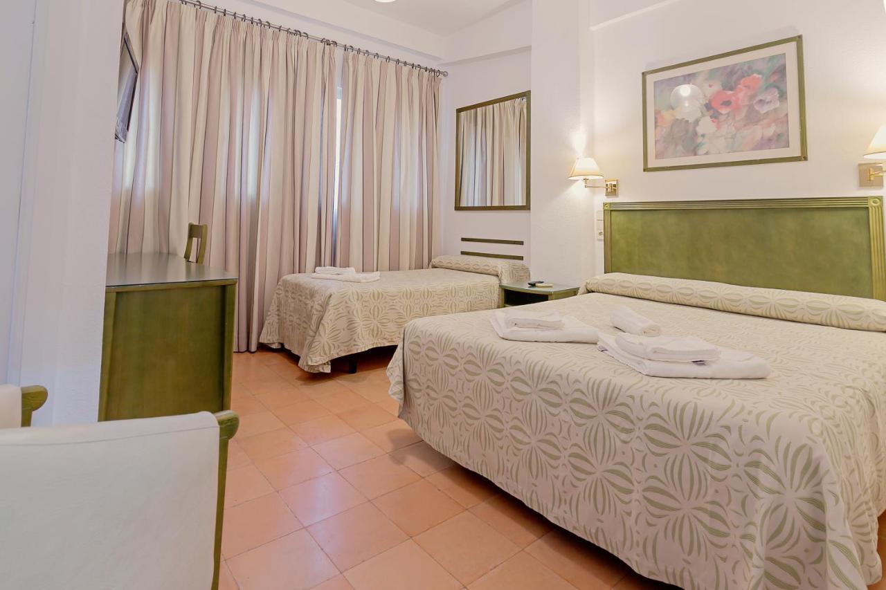 Hotel Lantana Garden Pilas Esterno foto