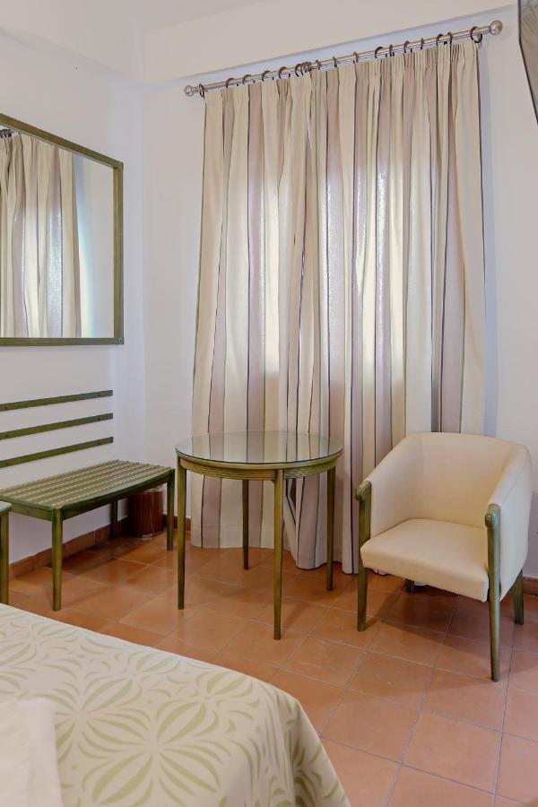 Hotel Lantana Garden Pilas Esterno foto