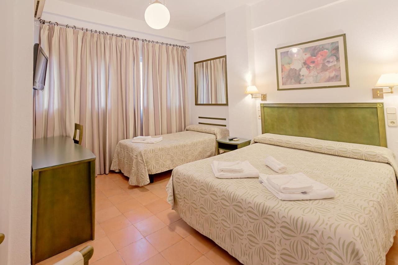 Hotel Lantana Garden Pilas Esterno foto