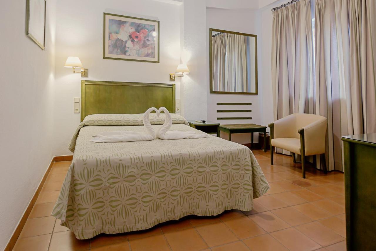 Hotel Lantana Garden Pilas Esterno foto