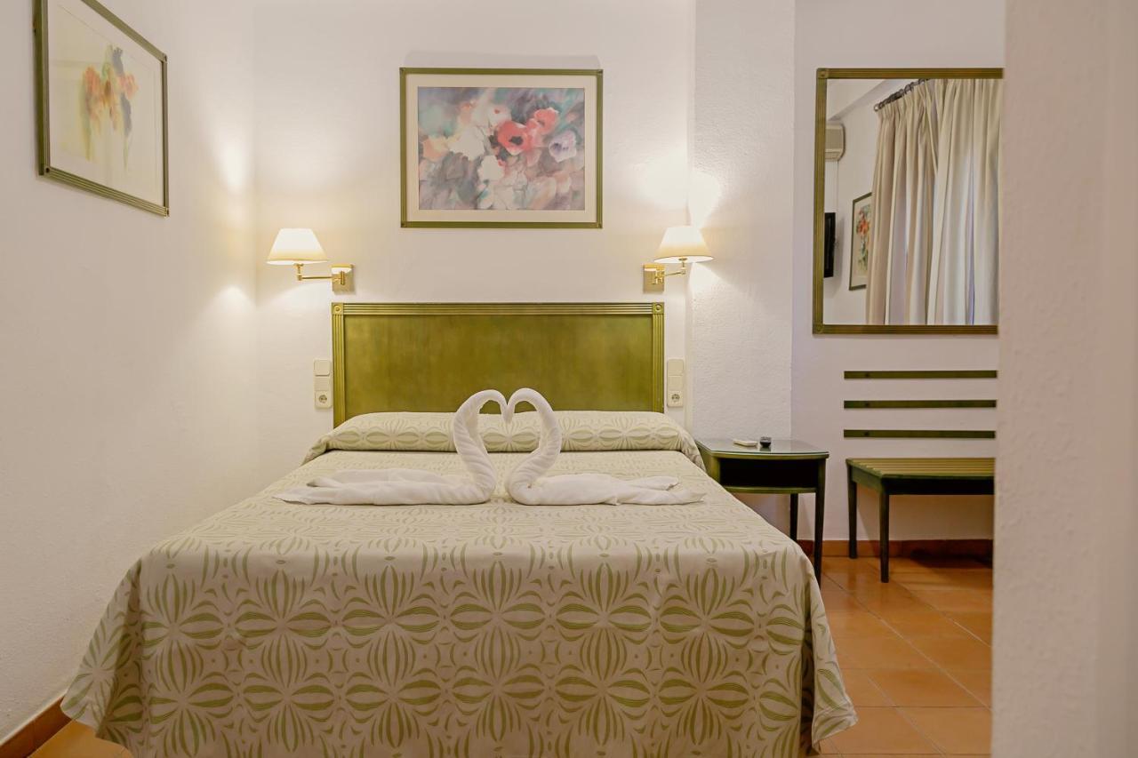 Hotel Lantana Garden Pilas Esterno foto