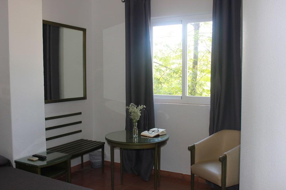 Hotel Lantana Garden Pilas Esterno foto