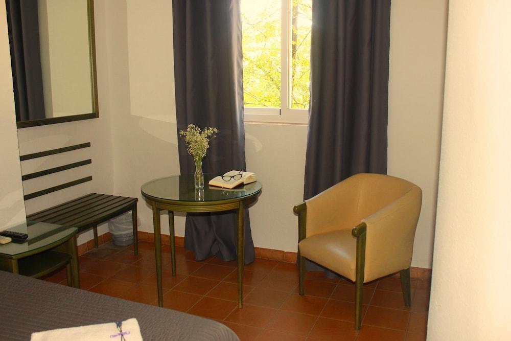 Hotel Lantana Garden Pilas Esterno foto