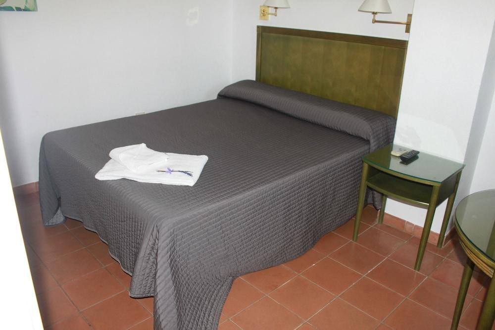 Hotel Lantana Garden Pilas Esterno foto