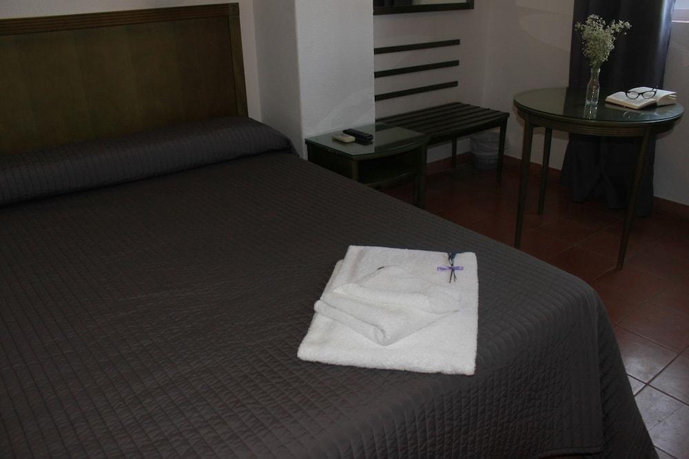 Hotel Lantana Garden Pilas Esterno foto