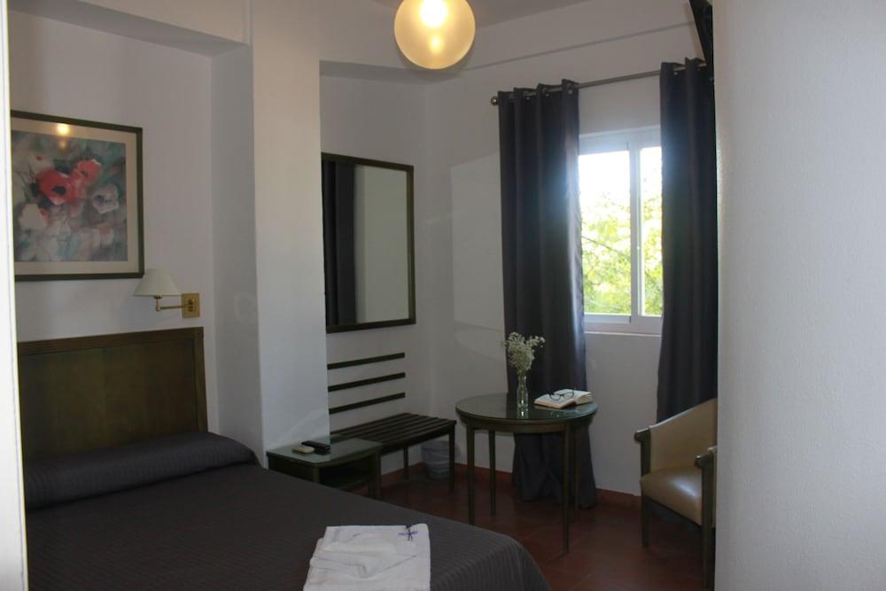 Hotel Lantana Garden Pilas Esterno foto