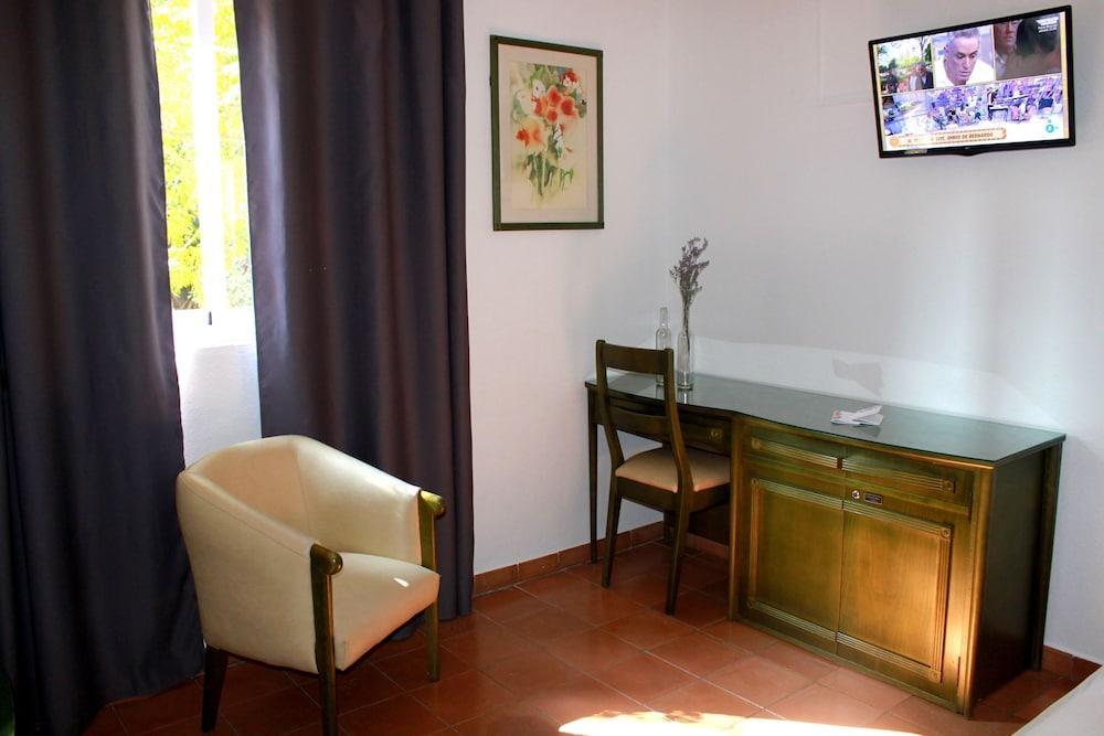 Hotel Lantana Garden Pilas Esterno foto