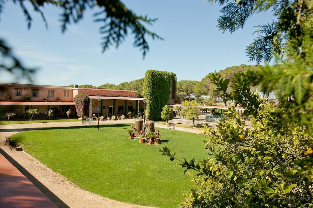 Hotel Lantana Garden Pilas Esterno foto