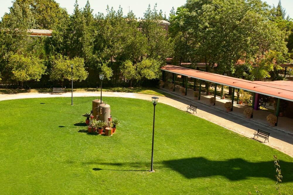 Hotel Lantana Garden Pilas Esterno foto