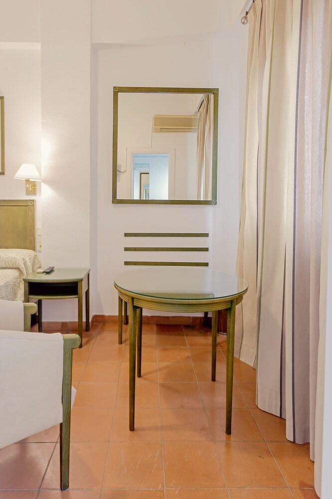 Hotel Lantana Garden Pilas Esterno foto